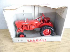 lot 41 image: Ertl Farmall Tractor