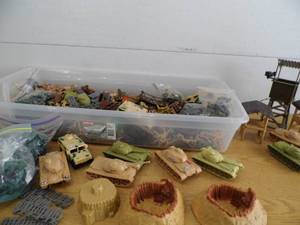 lot 67 image: Army Men w Tote