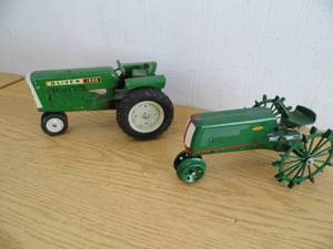 lot 82 image: Lot of 2 Oliver Tractors