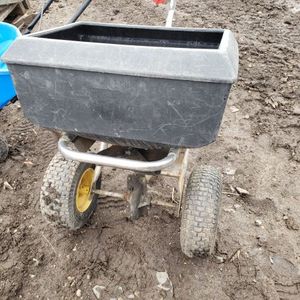 lot 192 image: Broadcast Spreader
