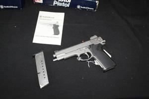 lot 241 image: Smith & Wesson 1006 Centerfire Pistol