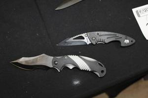 lot 326 image: Lot of (2) Folding Knives