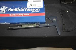 lot 304 image: Smith & Wesson Hunting Axe