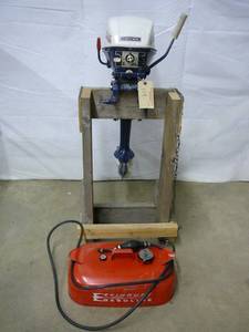 lot 119 image: Evinrude Light Wein 4 Hp With tank Broken Prop, Pulls Over STAND NOT INCLUDED