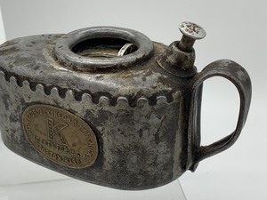 lot 1 image: Richards, Atkinson & Haserick Vintage Oil Can