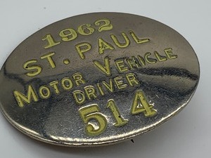 lot 25 image: Antique 1962 St. Paul Motor Vehicle Driver Badge