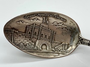 lot 32 image: Sterling Silver Souvenir Spoon - Grant Monument Chicago