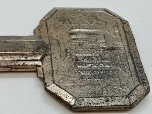 lot 72 image: 1934 Worlds Fair a Century of Progress Key and Large Token