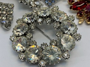 lot 84 image: Vintage Rhinestone Brooches
