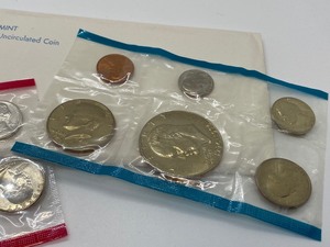 lot 91 image: (2) 1975 U.S. Mint Uncirculated Coin Sets