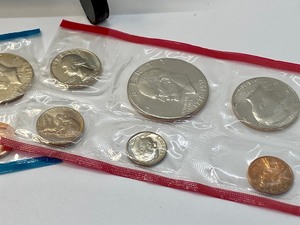 lot 123 image: 1976 U.S. Mint 1976 Uncirculated Coin Set