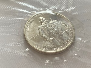 lot 144 image: Uncirculated George Washington Silver Commemorative Half Dollar Coin