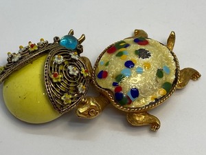 lot 162 image: Vintage Turtle Brooch and Vintage Beetle Brooch