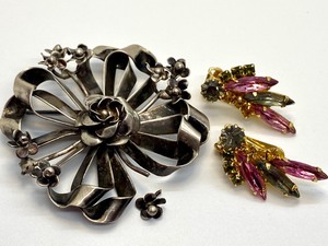 lot 174 image: Vintage Hobe Sterling Brooch and Hobe Clip Earrings