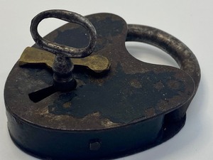 lot 195 image: Vintage Heart Shaped Metal Padlock w Key