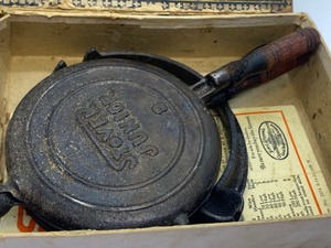 lot 223 image: Vintage Stover Junior Waffle Maker