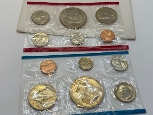 lot 219 image: (1) 1977 U.S. Mint Uncirculated Coin Proof Set