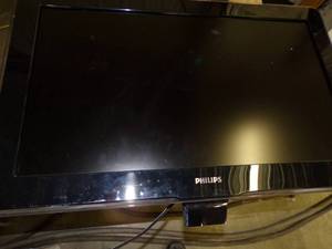lot 62 image: Philips Flat Screen TV 32 no stand no remote