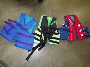 lot 17 image: 3 Life Jackets