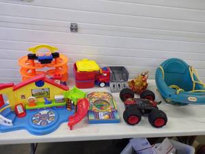 lot 32 image: Assorted Toys