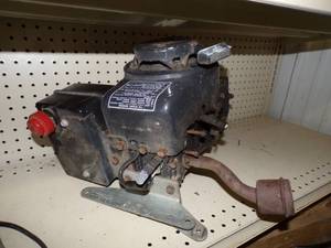 lot 95 image: Small engine for parts