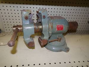 lot 99 image: Large Vise