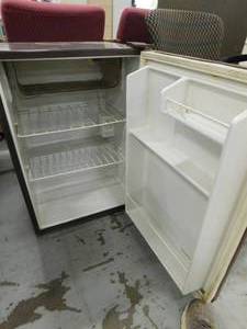 lot 29 image: Mini Samsung Refrigerator