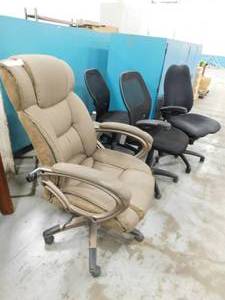 lot 32 image: 5 - Rolling Office Chairs