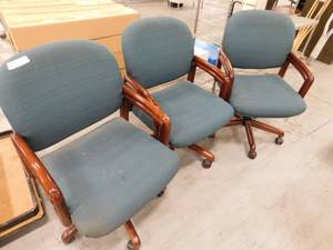 lot 39 image: 3 - Rolling Office Chairs
