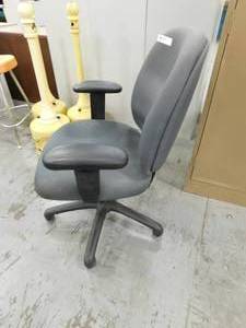 lot 64 image: Rolling Office Chair