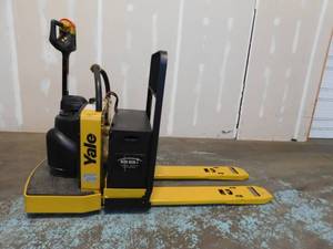 lot 17A image: Yale MPE060 End Rider Pallet Jack