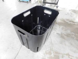 lot 17 image: 4 - Garbage Tubs