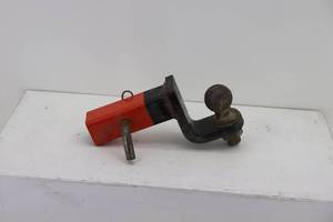 lot 8 image: Receiver Hitch w 2 Ball
