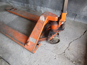 lot 8 image: Pallet Jack