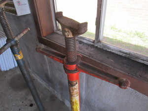 lot 17 image: (2) Stabilizing Screw Jacks