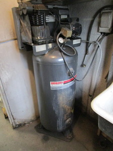lot 27 image: Sandborn Air Compressor