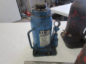 lot 76 image: (3) Hydraulic Jacks