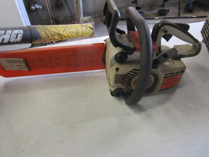 lot 79 image: Stihl 009L Chainsaw & Echo Leaf Blower