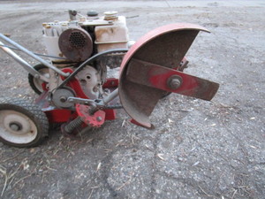 lot 112 image: Lawn Edger
