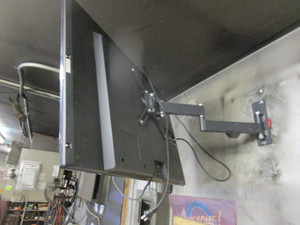 lot 143 image: Toshiba 32 TV