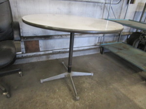 lot 148 image: Shop Table & Chairs