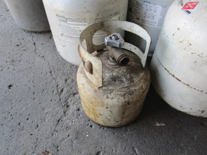 lot 199 image: (4) Propane Tanks (new valve)