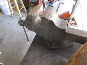 lot 200 image: Large Bench Vise