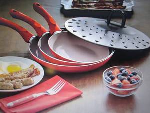 lot 7 image: Ginnys Set of 3 Fry Pans with Spla...