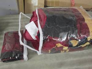 lot 8 image: Velvety Comforter open box Retail $...