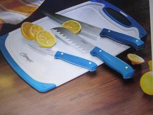 lot 22 image: Ginnys Knife Set with Matching Cut...