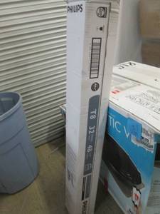 lot 262 image: Phillips 32-Watt 4 ft. Cool White L...