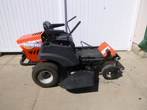 lot 1 image: Ariens Zoom 1540 Zero Turn Riding Lawn Mower