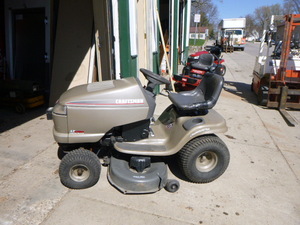 lot 3 image: Craftsman LT1750 Riding Lawn Mower