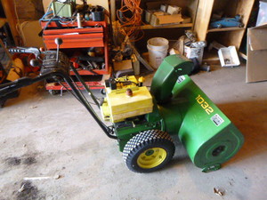lot 8 image: John Deere 1032 Snowblower